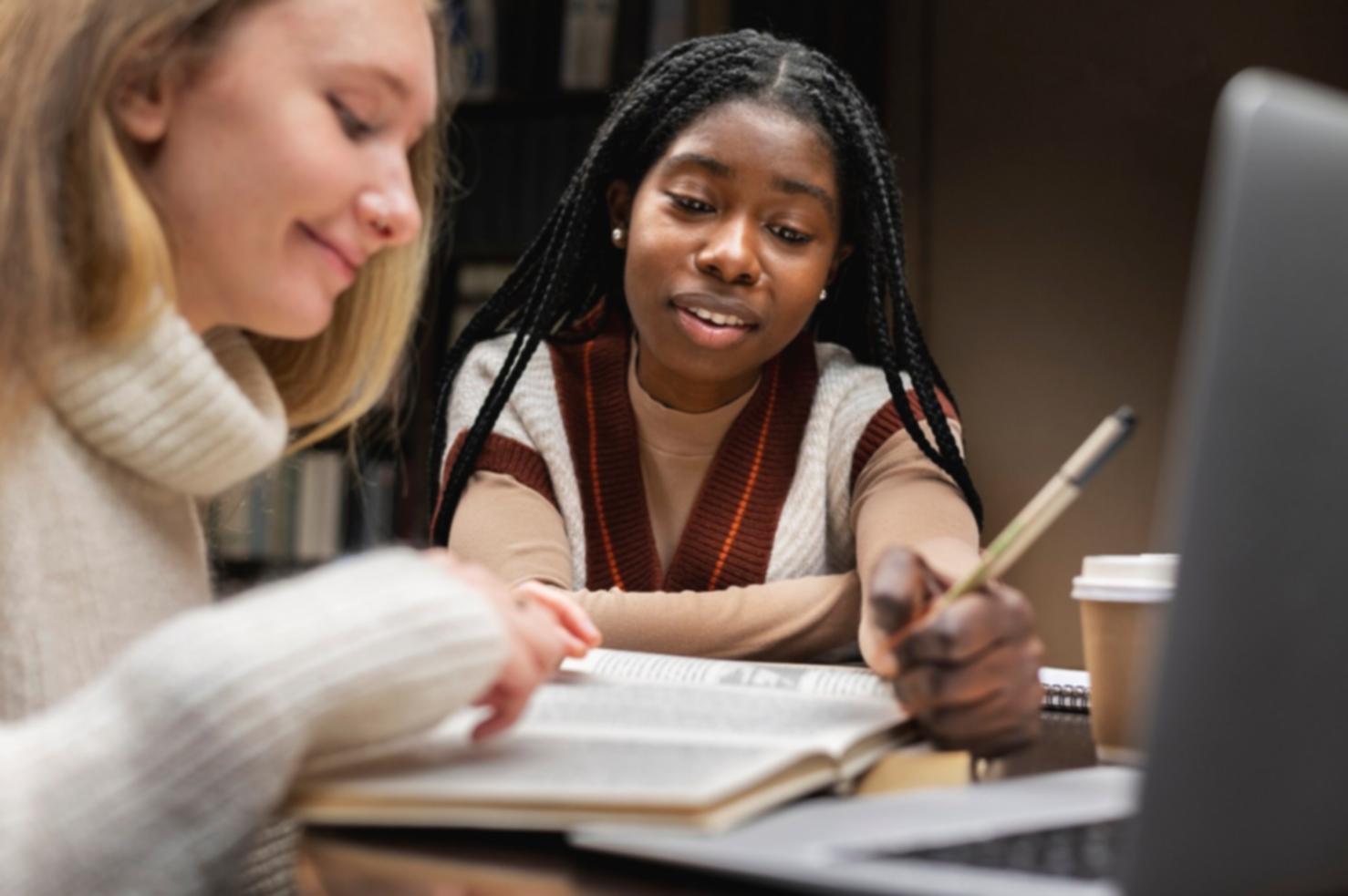 Postazione professionale di color grading con monitor calibrati e console di controllo