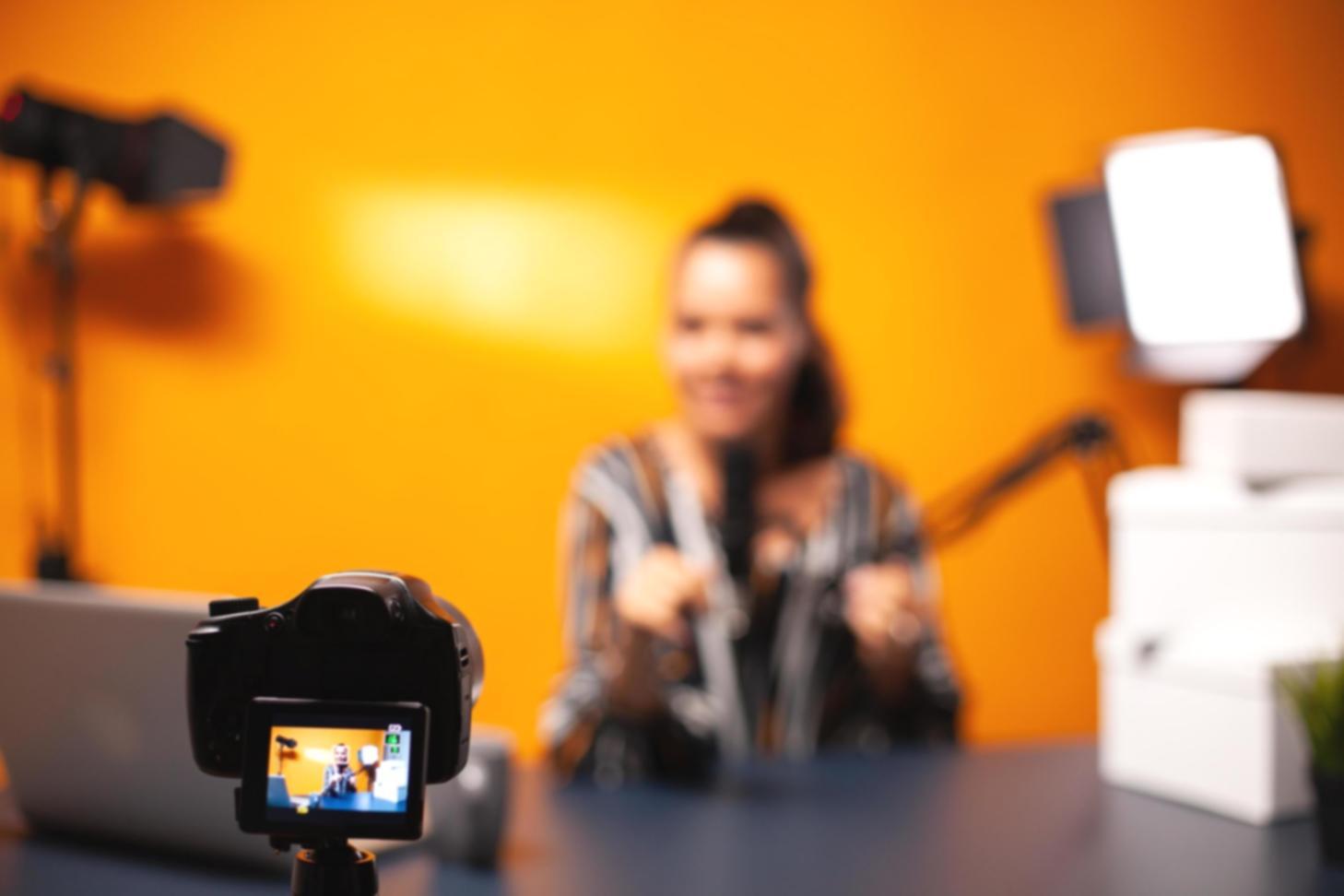 Studente al lavoro su progetto di color grading con monitor professionale