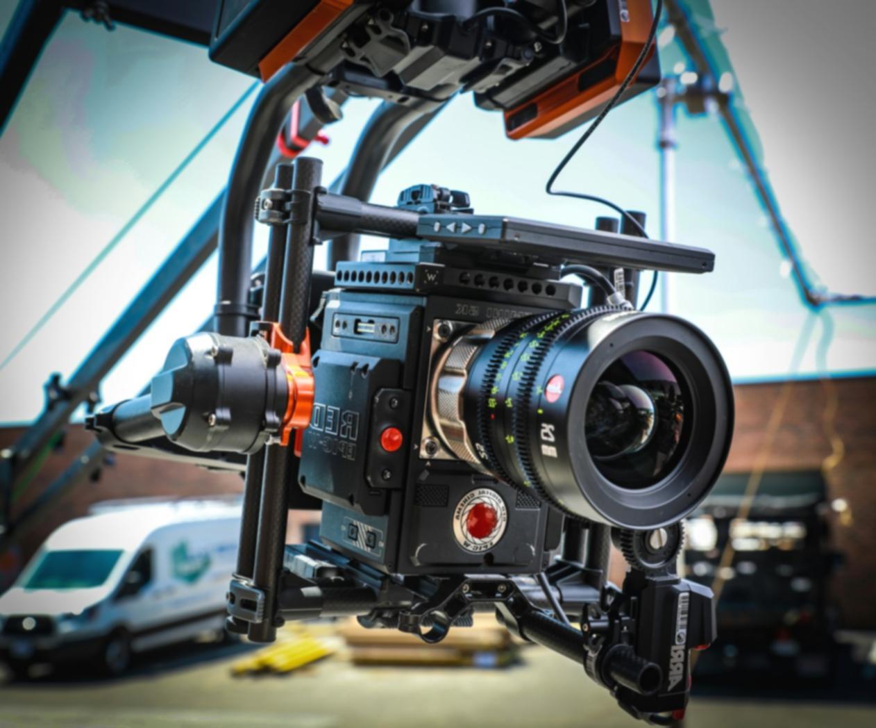 Postazione di color grading professionale con monitor calibrato