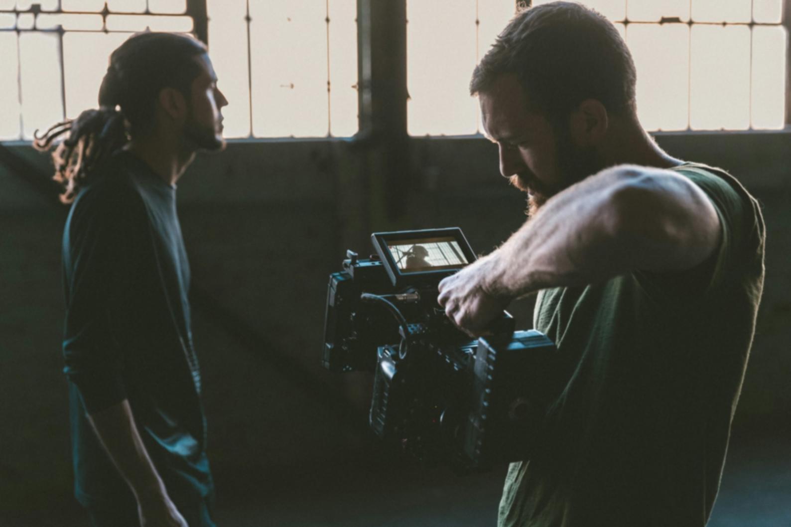 Studio di color grading professionale con monitor calibrati e software DaVinci Resolve