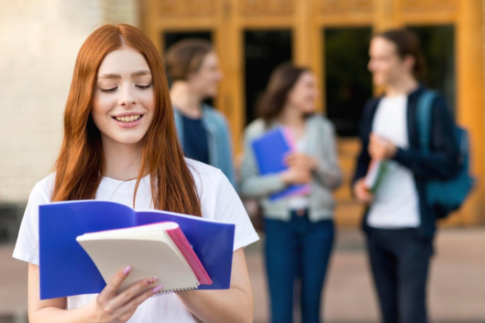 Setup professionale di color grading in studio con multiple monitor